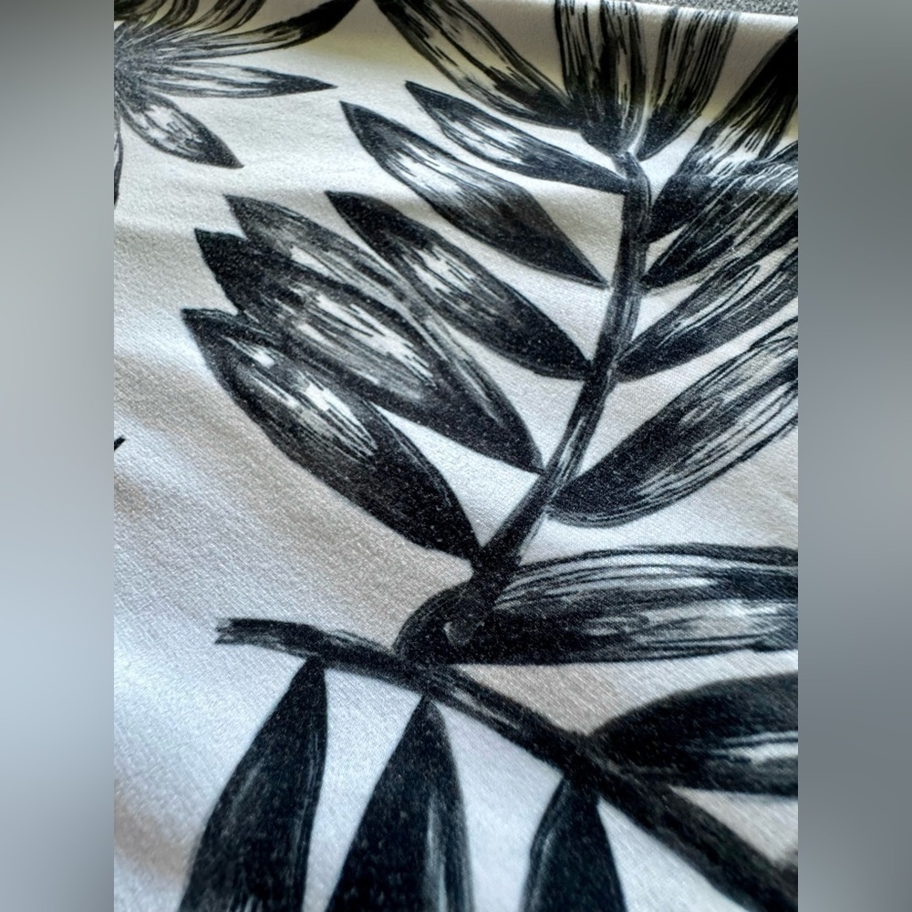 Betsey Johnson Women’s Black and White floral tropical capri leggings. Size M - Picture 7 of 8